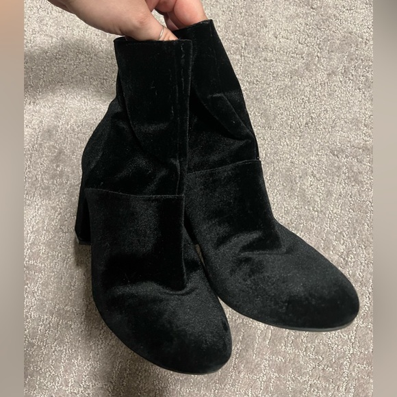 AMERICAN EAGLE OUTFITTERS VELVET BLACK BOOTIES - Picture 2 of 11